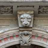 Sull�arco � ancora evidenziabile un tenue color rossastro: lo stesso presente sulle colonnine ai due lati che sostengono le mensole del sovrastante balcone